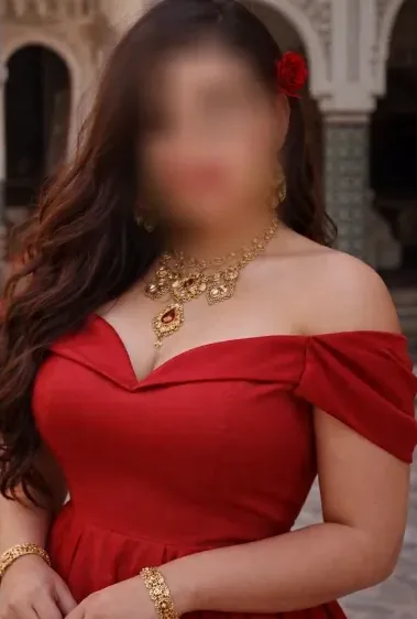 Larissa, 29