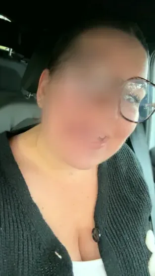 Lilly, 27